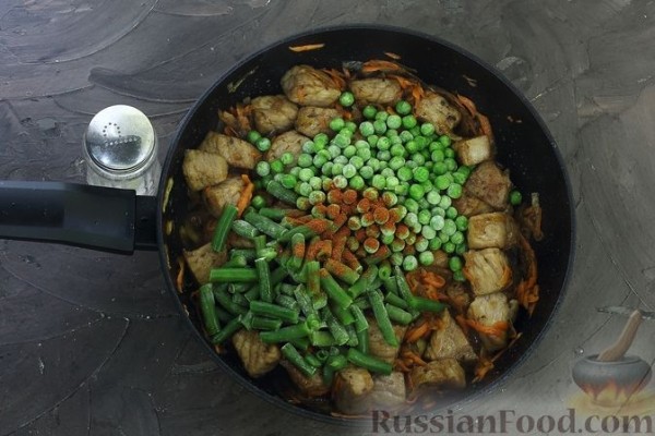 Свинина со стручковой фасолью, зелёным горошком и соевым соусом