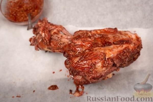 Свиная рулька, тушенная в вине, с медовой глазурью