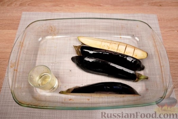 Запечённые баклажаны с помидорами и сыром