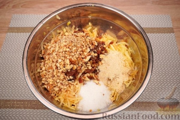 Штрудель с яблоками, изюмом и орехами
