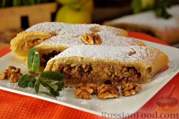 Штрудель с яблоками, изюмом и орехами