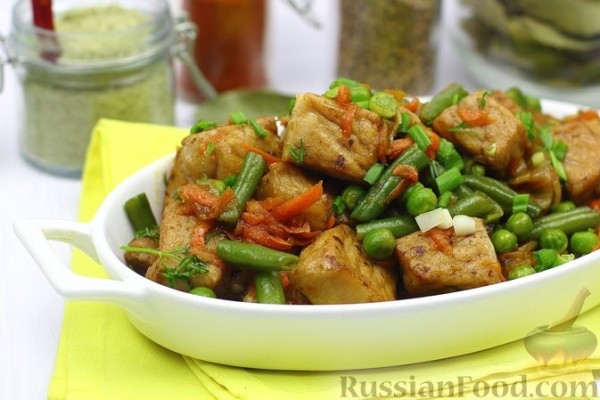 Свинина со стручковой фасолью, зелёным горошком и соевым соусом