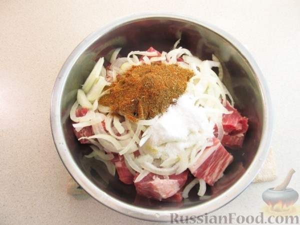 Шашлык из свиной шеи в духовке (с картофелем)