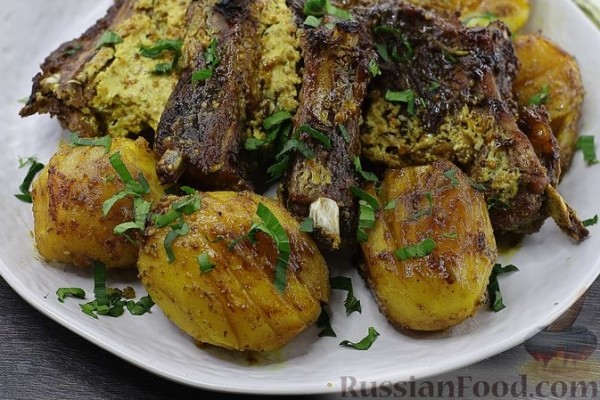 Свиная корейка, запечённая с картофелем