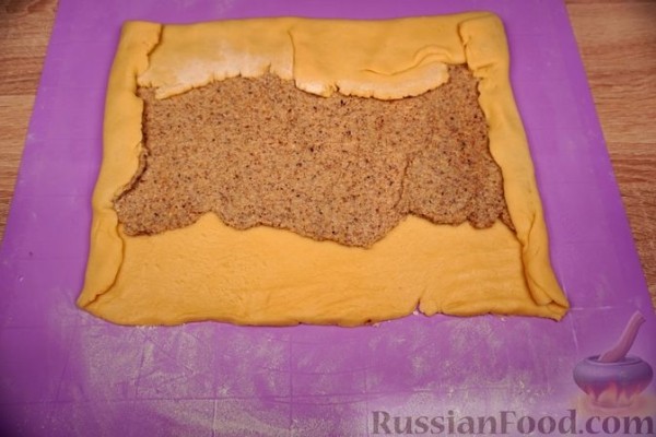 Песочный рулет с ореховой начинкой