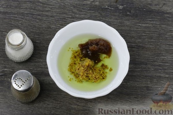 Салат из капусты с редиской и яблоками