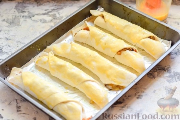 Рулетики из слоёного теста, с сухофруктами и орехами
