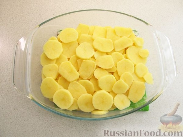 Котлеты, запечённые с картофелем в молочном соусе, с сыром
