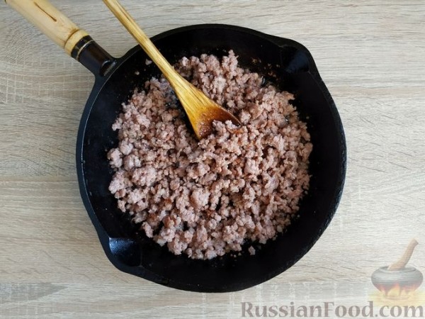 Фасоль в томатном соусе, тушенная с фаршем (на сковороде)