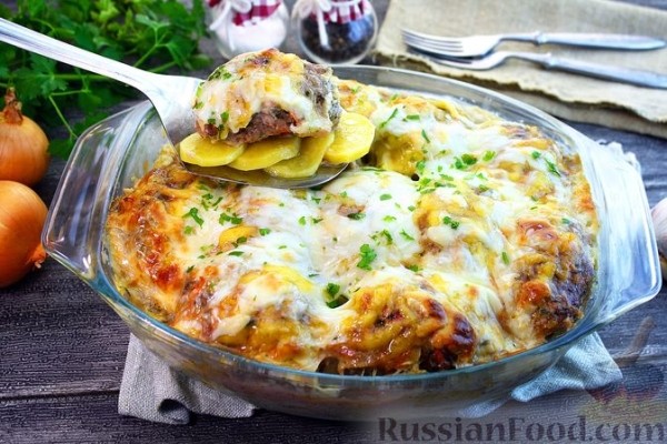 Котлеты, запечённые с картофелем в молочном соусе, с сыром