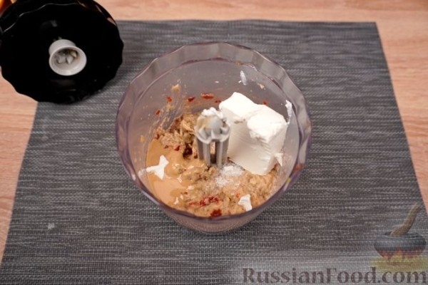Закуска из запечённых баклажанов, вяленых томатов, тахини и феты, с питой