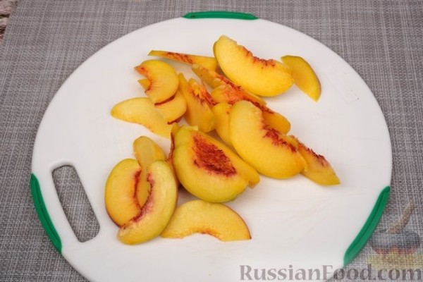 Глинтвейн из белого вина с персиками, апельсинами и лимонами
