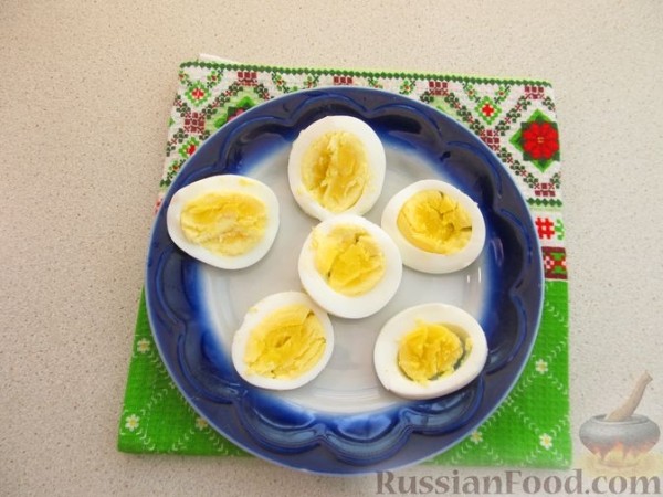 Канапе с огурцами, яйцами и колбасой