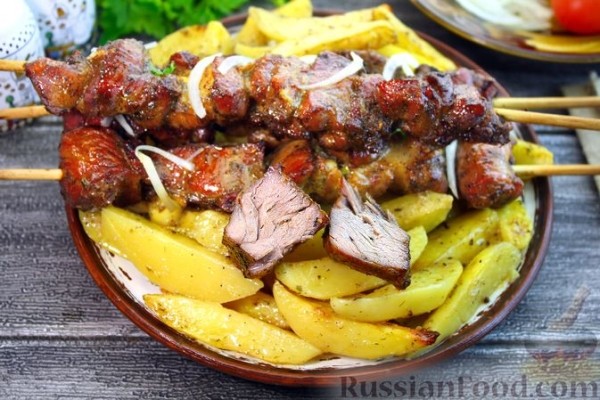 Шашлык из свиной шеи в духовке (с картофелем)