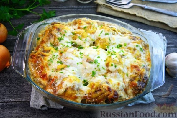 Котлеты, запечённые с картофелем в молочном соусе, с сыром