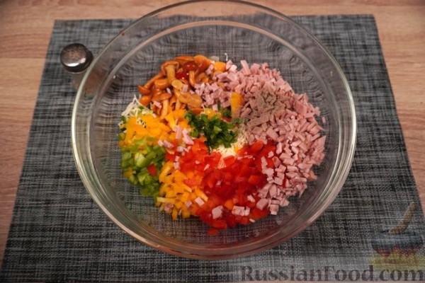 Польский горячий бутерброд с грибами, ветчиной и кукурузой
