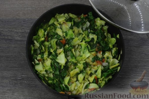 Тушёная капуста со шпинатом и яйцами