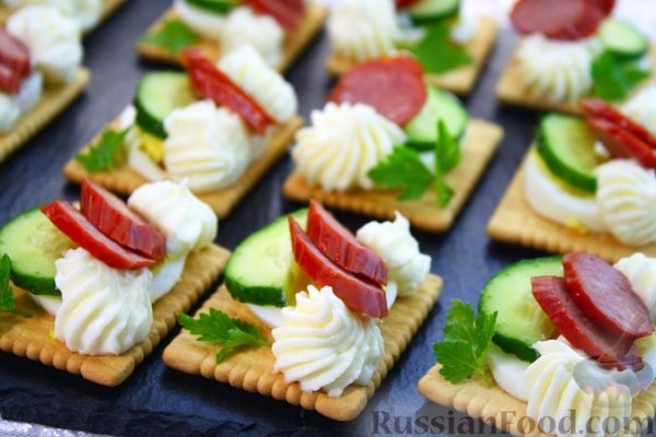 Канапе с огурцами, яйцами и колбасой