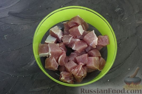 Свинина со стручковой фасолью, зелёным горошком и соевым соусом