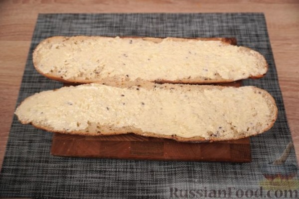 Польский горячий бутерброд с грибами, ветчиной и кукурузой