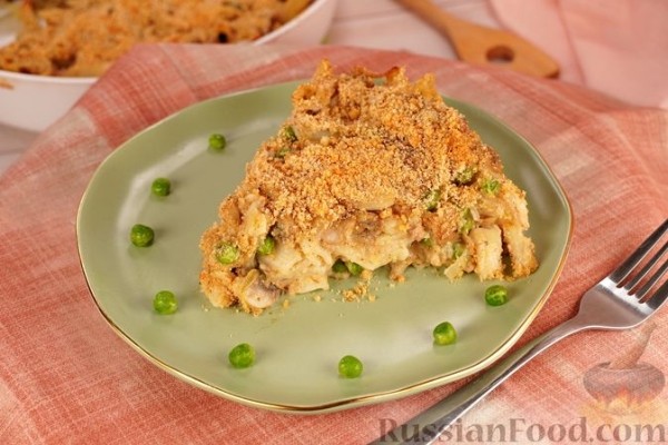 Запеканка из макарон с тунцом, грибами и горошком