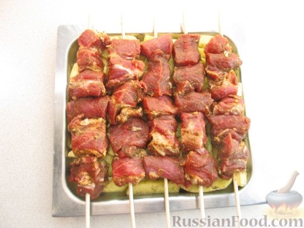 Шашлык из свиной шеи в духовке (с картофелем)