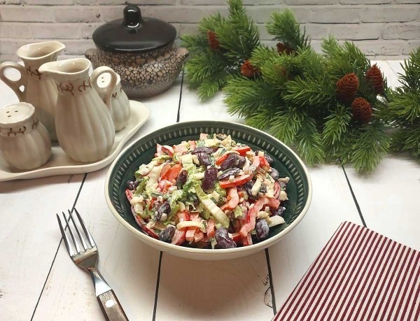Салат с фасолью, сыром и болгарским перцем
