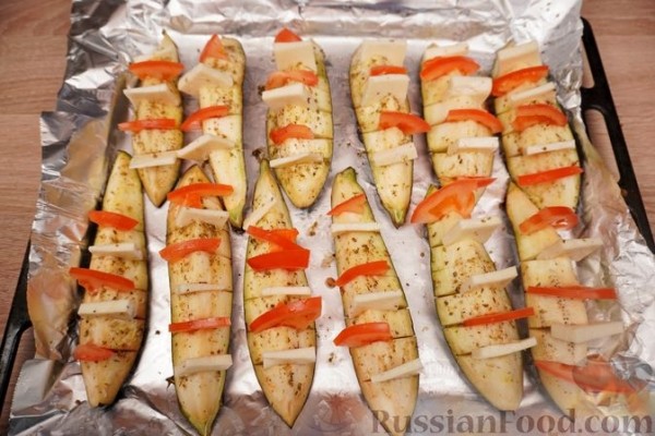 Запечённые баклажаны с помидорами и сыром