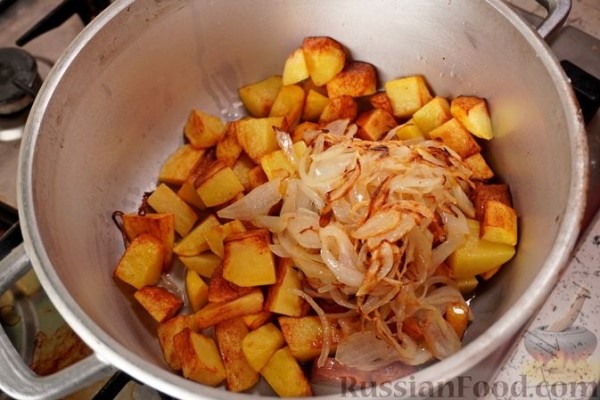 Жареный картофель с луком и нудлями