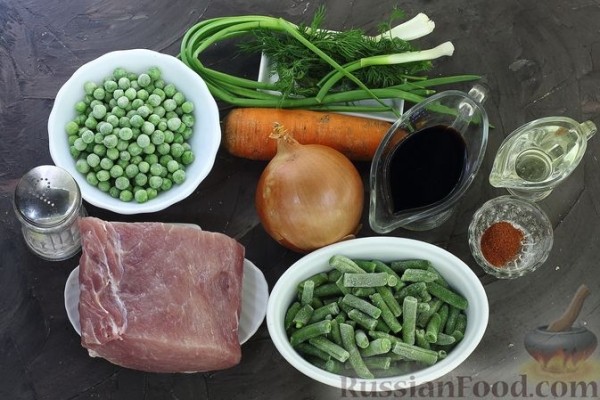 Свинина со стручковой фасолью, зелёным горошком и соевым соусом