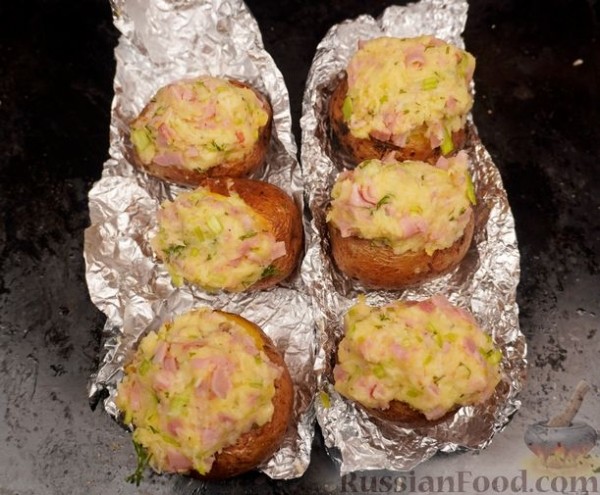 Запечённый картофель, фаршированный ветчиной и сыром