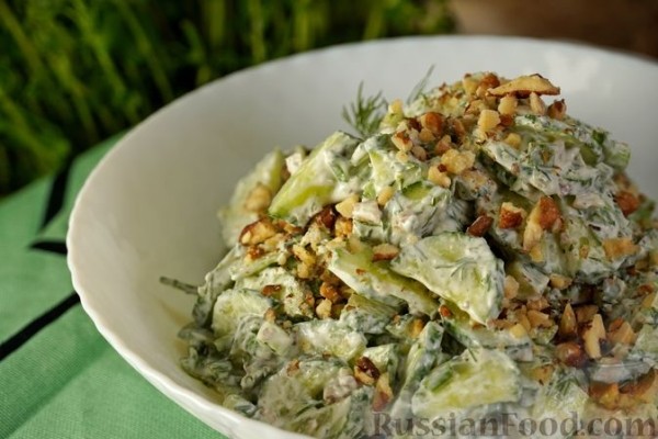 Салат из огурцов с орехами, чесноком и сметаной