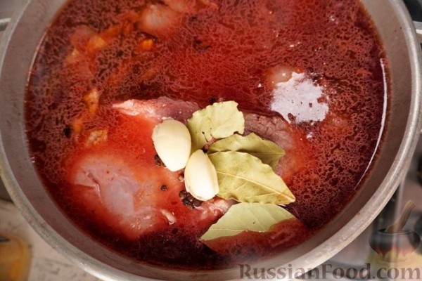 Свиная рулька, тушенная в вине, с медовой глазурью
