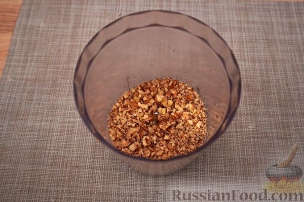 Салат из огурцов с орехами, чесноком и сметаной