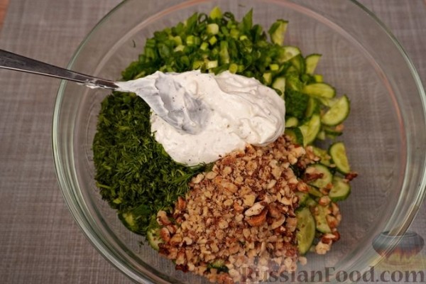 Салат из огурцов с орехами, чесноком и сметаной