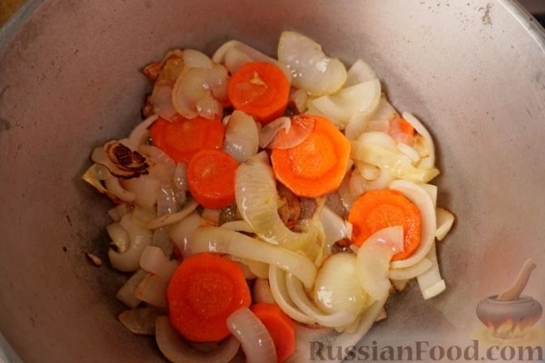 Свиная рулька, тушенная в вине, с медовой глазурью