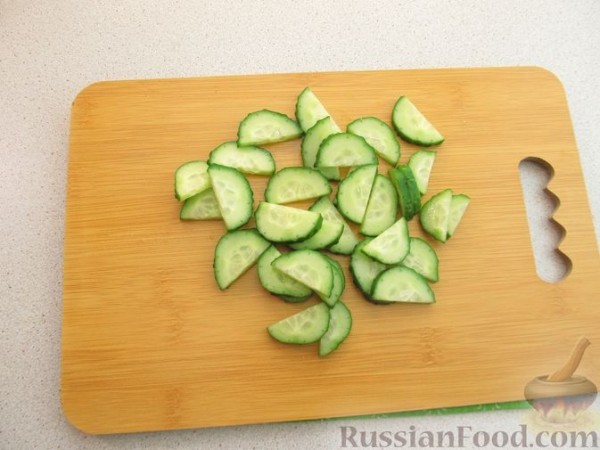 Канапе с огурцами, яйцами и колбасой