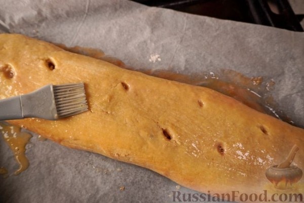 Штрудель с яблоками, изюмом и орехами