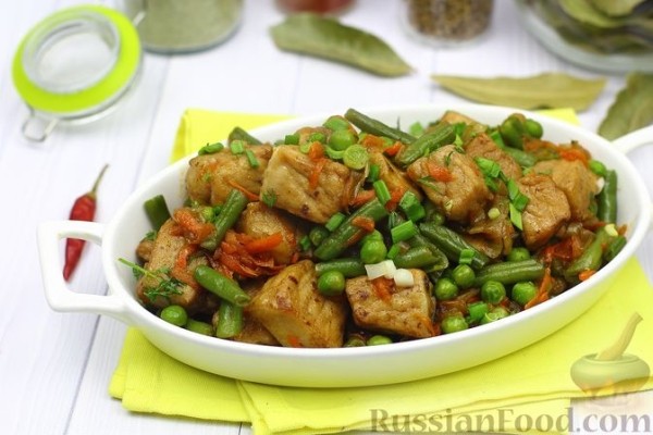 Свинина со стручковой фасолью, зелёным горошком и соевым соусом