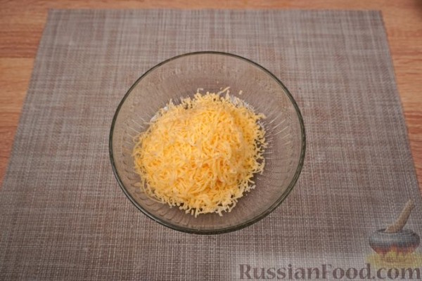 Сосиски, фаршированные сыром, жаренные на сковороде