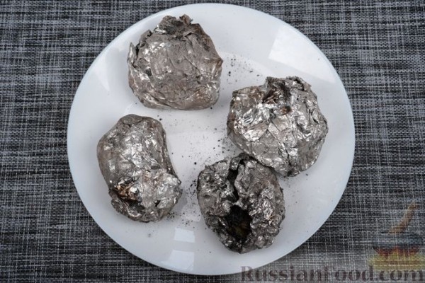 Картошка с копчёным беконом в фольге (на углях)