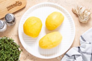 Картофель фаршированный вешенками