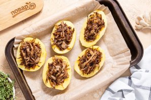 Картофель фаршированный вешенками