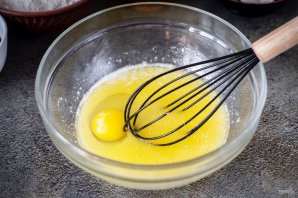 Песочный пирог с творогом и клубничным джемом