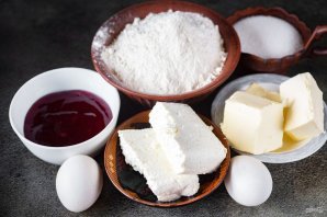 Песочный пирог с творогом и клубничным джемом