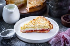 Песочный пирог с творогом и клубничным джемом
