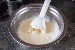 Песочный пирог с творогом и клубничным джемом