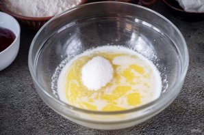 Песочный пирог с творогом и клубничным джемом