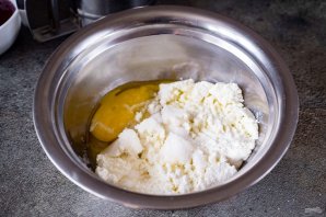 Песочный пирог с творогом и клубничным джемом