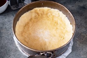 Песочный пирог с творогом и клубничным джемом